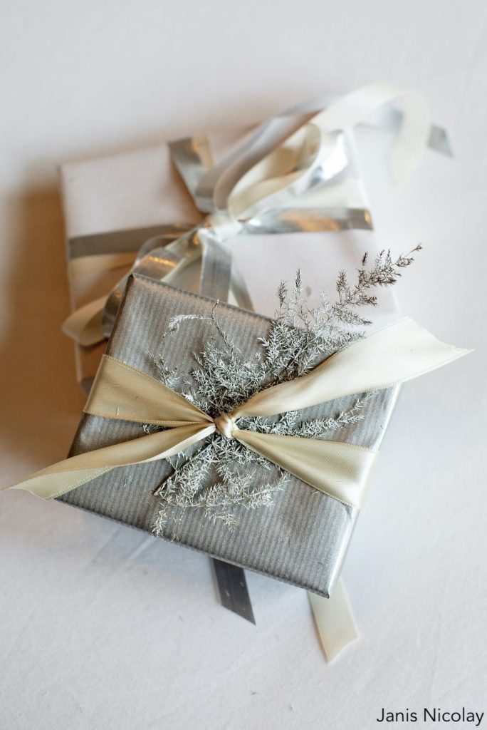 Elegant and Chic Christmas Gift Wrapping